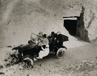 Lord Carnarvons erster Besuch im Tal der Könige: Lord Carnarvon (1866-1923) und Gesellschaft in einem Auto