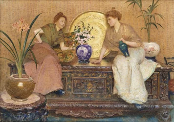 Zwei Damen sitzen auf einer Truhe bei einem Kairo-Ware-Tablett und einer Vase mit Blumen
