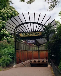 Eingang zur Metro Porte Dauphine, entworfen von Hector Guimard (1867-1942)