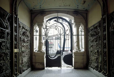 Ansicht des Eingangstors von Castel Béranger in der Rue de la Fontaine 14 im 16. Arrondissement von Paris (Foto)