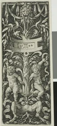 Ornamenttafel mit zwei nackten Jungen, die auf den Beinen eines Satyrs stehen