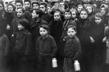 Zille-Denkmal Berlin, zuschauende Kinder
