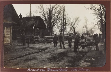 Erster Weltkrieg: Ukraine in den Jahren 1914-1916 während der Invasion der deutschen Armee. Militär mit einem Verwundeten (s/w Foto)