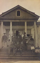 Erster Weltkrieg: Ukraine in den Jahren 1914-1916 während der Invasion der deutschen Armee. Gruppe von Soldaten auf den Vortreppen eines Hauses (s/w Foto)