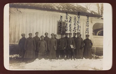 Erster Weltkrieg: Ukraine in den Jahren 1914-1916 während der Invasion der deutschen Armee. Gruppe von Soldaten (s/w Foto)