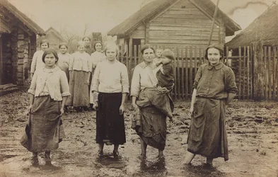 Erster Weltkrieg: die Ukraine in den Jahren 1914-1916 während der Invasion der deutschen Armee. Porträt einer Gruppe von Frauen mit Kindern