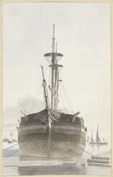 Segelschiff von vorne gesehen in einem Holzhafen