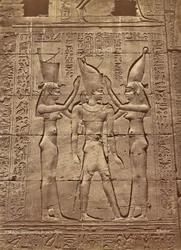 Edfou Krönung des Königs durch Göttin