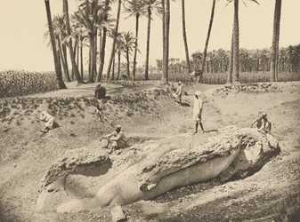 Statue von Sesostris umgestürzt (Saqqara)