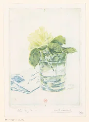Brief neben einer Vase mit Rose
