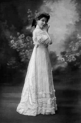 Miss Goldstein als Yvonne im Stück "Les plumes du Paon", Paris