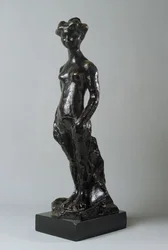 Mädchen steht mit Armen an der Seite