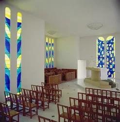 Innenansicht mit dem Altar in der Kapelle des Rosenkranzes, Vence