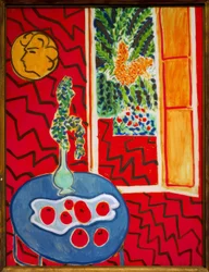 Rotes Interieur, Stillleben auf blauem Tisch