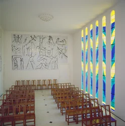 Ansicht des Kirchenschiffs, Buntglas-Seitenfenster und Kreuzwegstationen in der Kapelle des Rosenkranzes, Vence