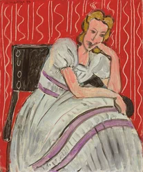 Junge Frau in grauem Kleid sitzend