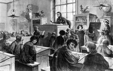 Mademoiselle Nicolle unterrichtet ihre Klasse von 