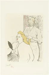 Friseurin kämmt Haare einer sitzenden Frau mit Spiegel in der Hand