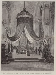 Der Leichnam des verstorbenen Zaren in der Festungskathedrale in St. Petersburg