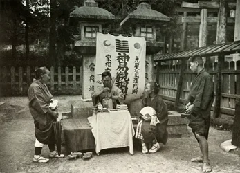 Eine Wahrsagerin am Inari-Tempel, 1910