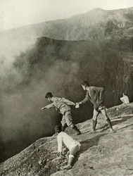 Am Rand des Kraters, Aso-San, 1910
