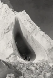 Höhle im Eis geschnitzt