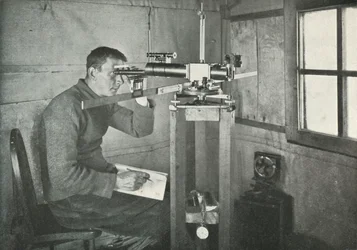 Dr. Simpson am Unifilar-Magnetometer, 1911, 1913