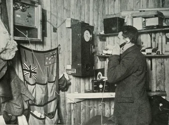 Dr. Simpson in der Hütte am anderen Ende des Telefons, der die Beobachtung zeitlich festlegt