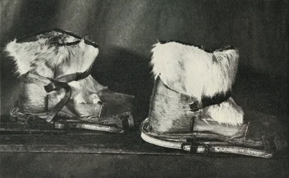 Finnesko mit den oben gezeigten Skischuhen ausgestattet, ca. 1910-1913, 1913