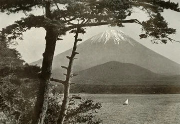 Fuji vom Lake Shoji, 1910