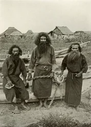 Happu Konno, der Jäger in der Mitte und zwei Ainu-Fischer, 1910