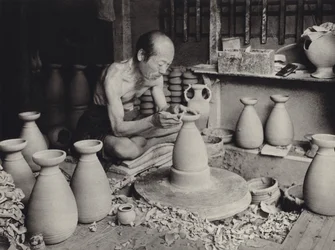 Japan in den 1920er Jahren: Töpfer bei der Arbeit