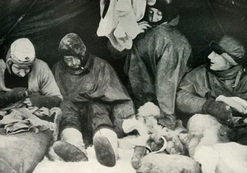 Mitglieder der Polarexpedition steigen in ihre Schlafsäcke, ca. 1911, 1913
