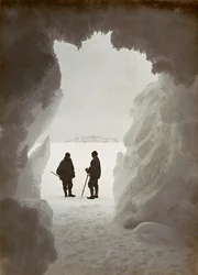 Männer vor einer in das Eis gehauenen Höhle während einer Antarktisexpedition