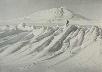 Mount Erebus über einem wassergeformten Eisberg, Oktober 1911, 1913