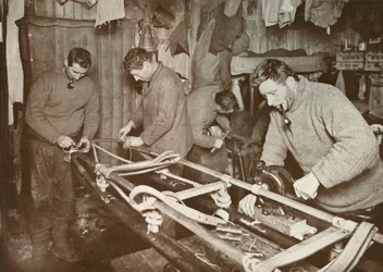 Vorbereitung der Schlitten für die Polarreise Crean, Forde, Lashly, P.O. Evans, ca. 1911, 1913