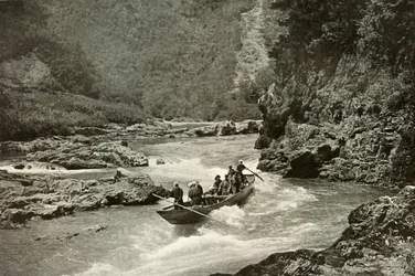 Die Stromschnellen des Katsura-Gawa hinunterfahren, 1910