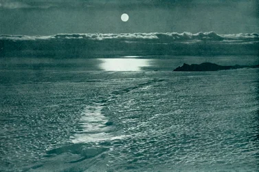 Der Barne-Gletscher: Eine Spalte mit einer dünnen Schneebrücke, ca. 1910-1913, 1913