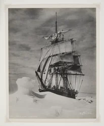 Die Terra Nova im Eis gefangen