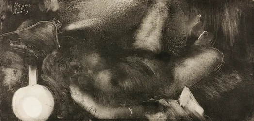 Frau, die auf ihrem Bett liegt