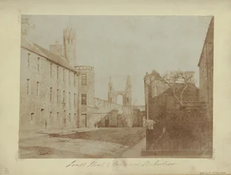 Das Ostende der South Street, St. Andrews, mit den Kathedralruinen in der Ferne.