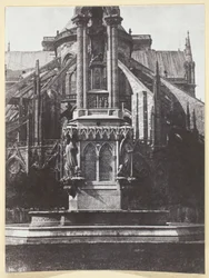 Der Brunnen des Platzes der Erzdiözese; Hinter Notre-Dame
