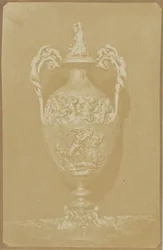 Verzierter Vase mit Griffen