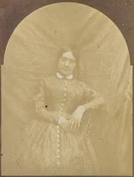 Porträt einer sitzenden Frau