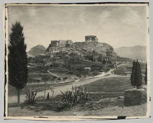 Blick auf die Akropolis (gehender Mann im Vordergrund)