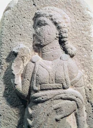 Relief, das eine hethitische Frau in traditioneller Kleidung darstellt, aus Syrien, ca. 1300-1200 v. Chr.