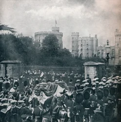 Der Leichenwagen von König Edward VII. wird in die Anlagen von Windsor Castle gezogen, 1910 1911