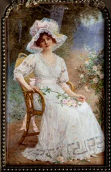 Junge Frau im Garten sitzend