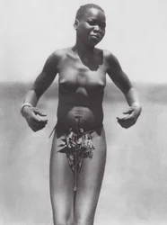 Afrika: Tanzendes Mädchen, östlicher Djur