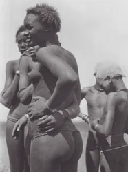 Afrika: Nuer-Mädchen und Kinder